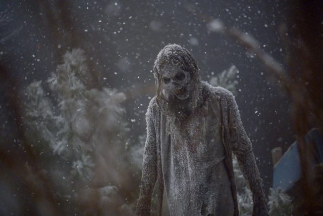 Caminante en la nieve en el final de temporada de TWD 9x16 The Storm (La Tormenta)