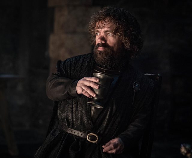 Tyrion Lannister para variar, bebiendo, en Game of Thrones 8.02