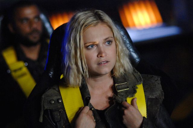 Eliza Taylor como Clarke Griffin en The 100 Temporada 6 Capítulo 1 Sanctum