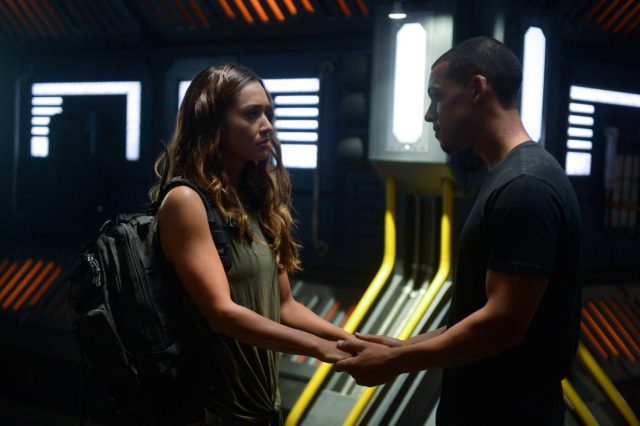 Raven y Shaw en The 100 S6E1 Sanctum