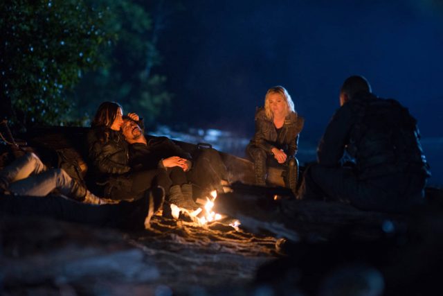 El grupo comparte una fogata en el nuevo planeta - The 100 6x01 Sanctum