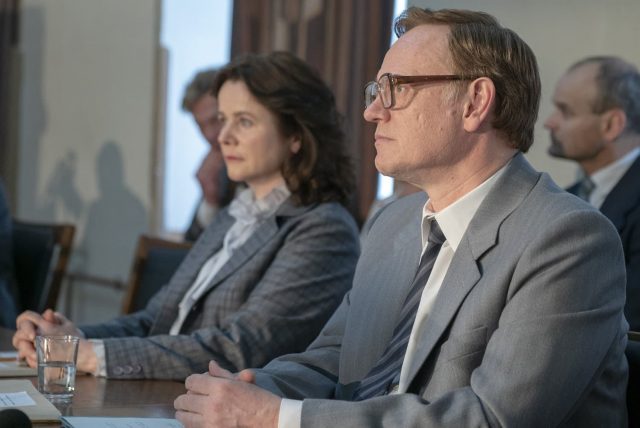 Emily Watson como Ulana Khomyuk y Jared Harris como Valery Legasov en Chernobyl 1x05