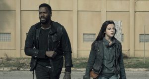 Colman Domingo como Victor Strand, y Alexa Nisenson como Charlie en FearTWD 5x01