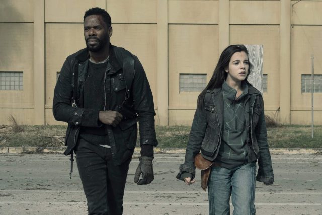 Colman Domingo como Victor Strand, y Alexa Nisenson como Charlie en FearTWD 5x01