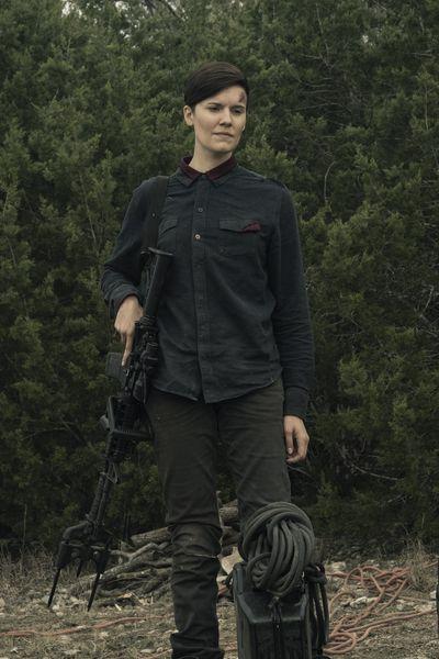 Maggie Grace como Althea en Fear The Walking Dead 5x05
