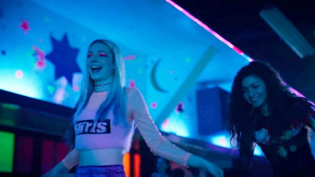 Jules (Hunter Schafer) y Rue (Zendaya) en Euphoria 1x05