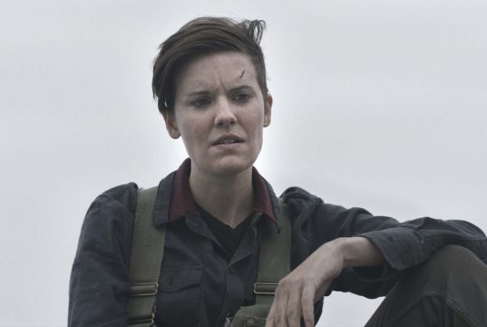 Maggie Grace como Althea en Fear The Walking Dead 5x07