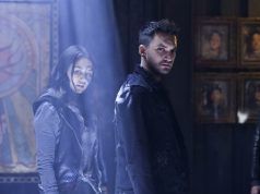 Luisa D'Oliveira como Emori y Richard Harmon como Murphy en The 100 6.10 Matryoshka