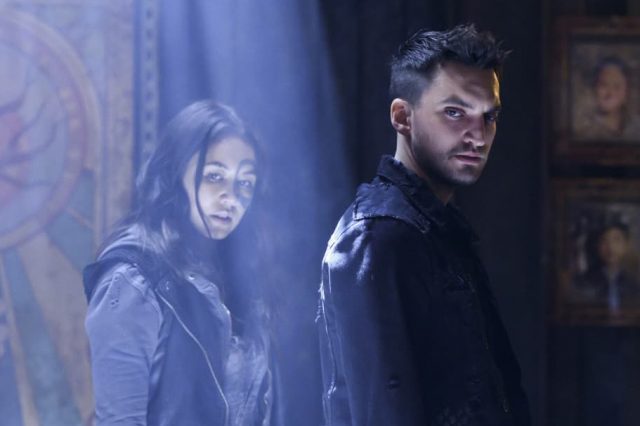 Luisa D'Oliveira como Emori y Richard Harmon como Murphy en The 100 6.10 Matryoshka