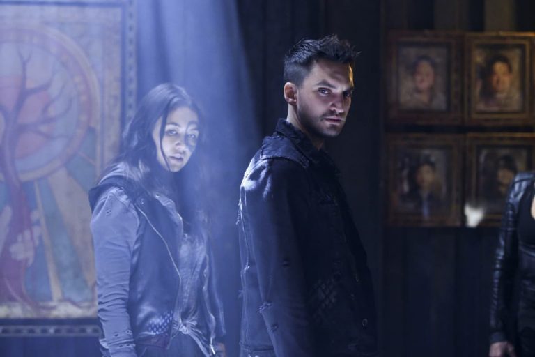 Luisa D'Oliveira como Emori y Richard Harmon como Murphy en The 100 6.10 Matryoshka