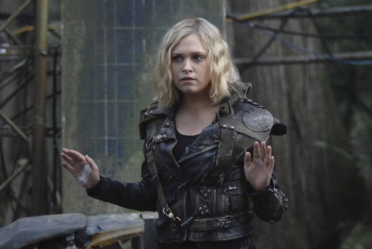 Eliza Taylor como Clarke Griffin en The 100 Temporada 6 Capitulo 11
