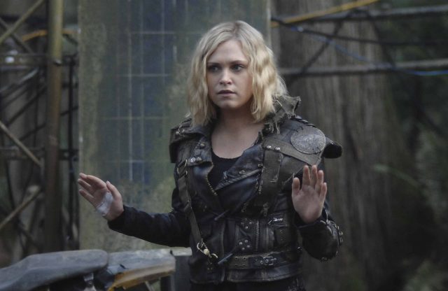 Eliza Taylor como Clarke Griffin en The 100 Temporada 6 Capitulo 11