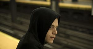 Rami Malek como Elliot Alderson en Mr. Robot 4x02