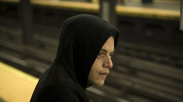 Rami Malek como Elliot Alderson en Mr. Robot 4x02