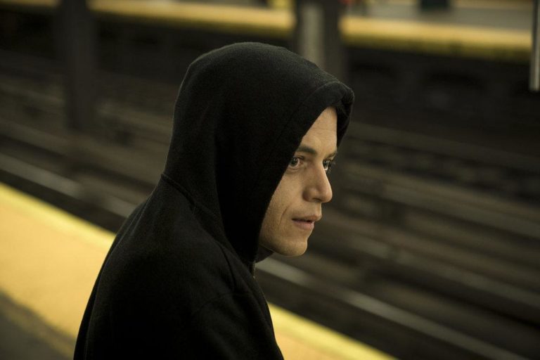 Rami Malek como Elliot Alderson en Mr. Robot 4x02