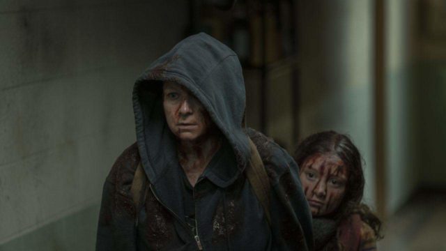 Samantha Morton como Alpha, Havana Blum como joven Lydia en The Walking Dead Temporada 10, Episodio 2