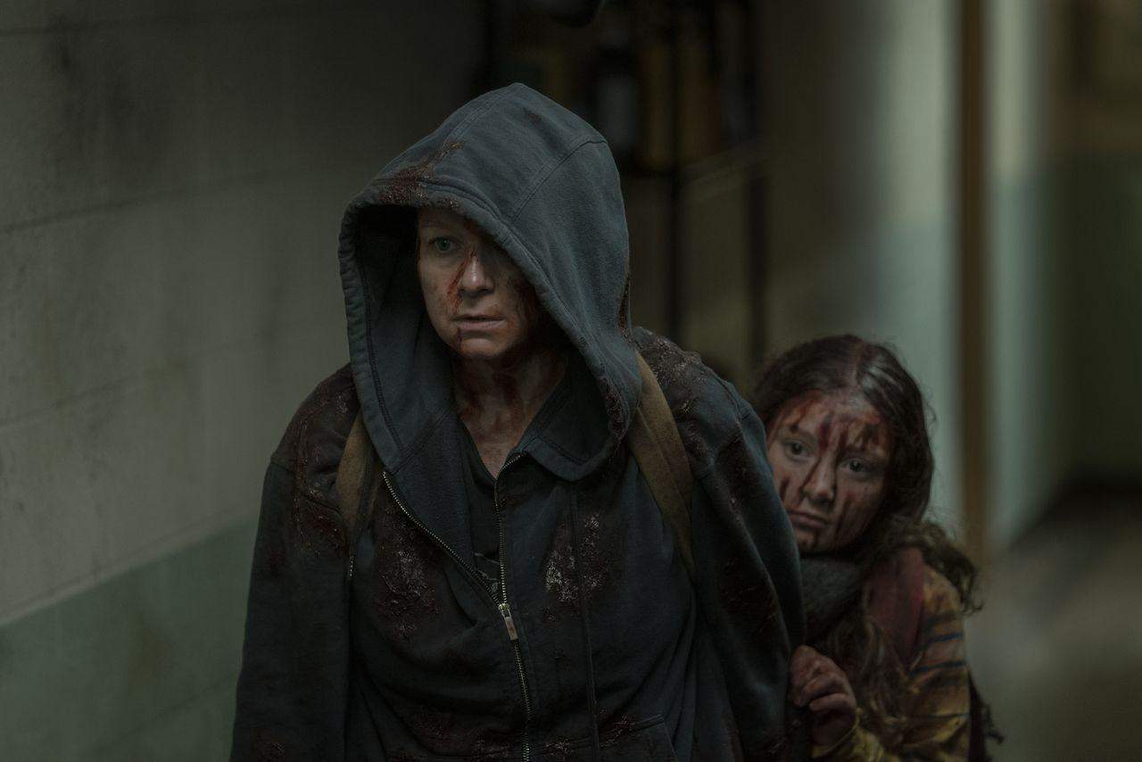 Samantha Morton como Alpha, Havana Blum como joven Lydia en The Walking Dead Temporada 10, Episodio 2