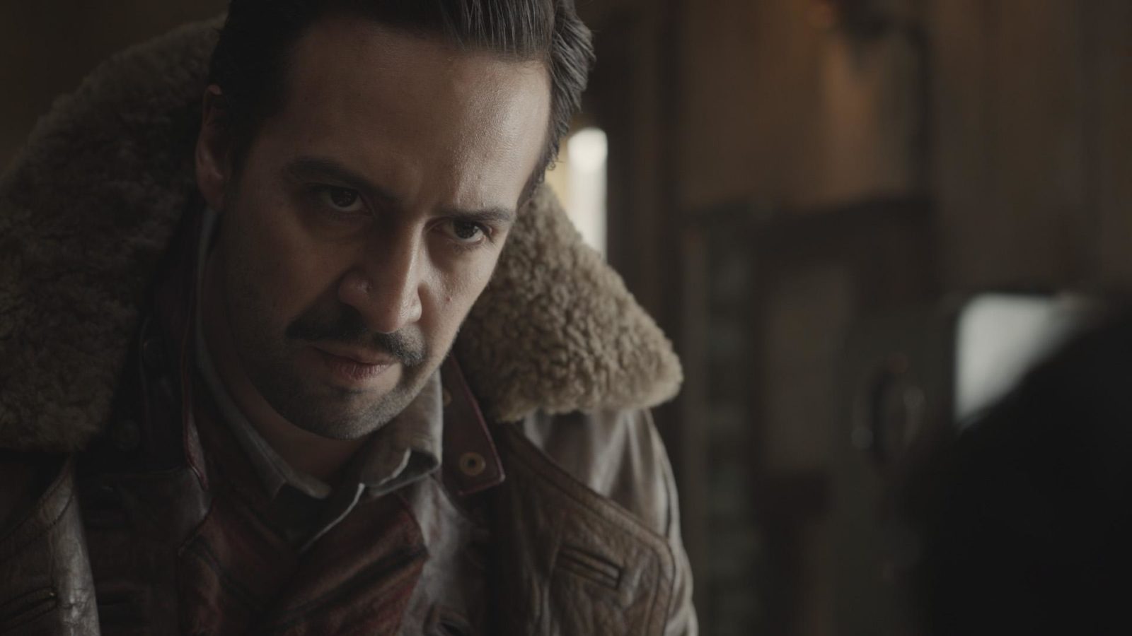 Lin-Manuel Miranda como Lee Scoresby en His Dark Materials 1x04 Armour