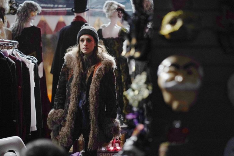 Carly Chaikin como Darlene en Mr. Robot 4x09 Conflict