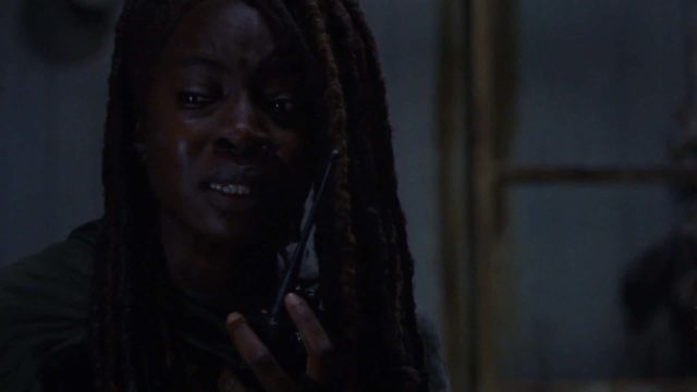 Michonne emocionada hablando por radio en The Walking Dead 10x13