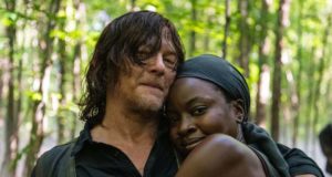Norman Reedus (Daryl Dixon) y Danai-Gurira (Michonne) en el set de The Walking Dead 10x13