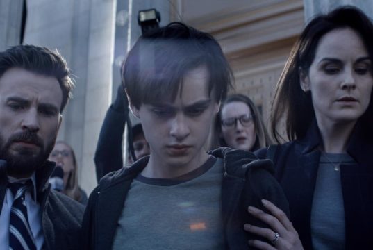 Chris Evans, Jaeden Martell y Michelle Dockery en Defending Jacob
