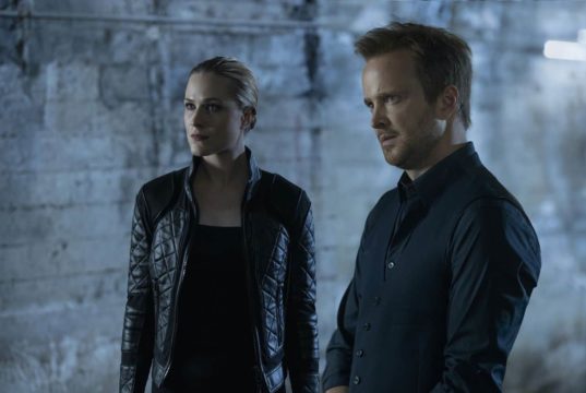 Dolores (Evan Rachel Wood) y Caleb (Aaron Paul) en Westworld 3x05