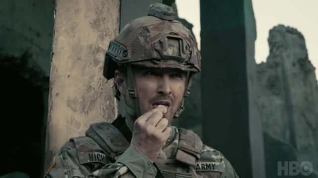 Caleb vestido de militar en Westworld Temporada 3 Episodio 7