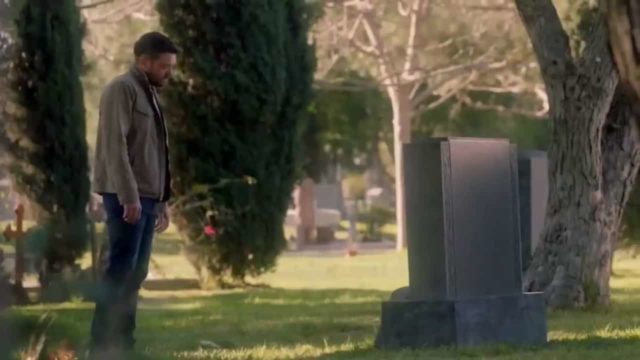 Frank frente a una tumba en HTGAWM 6x15 Series Finale