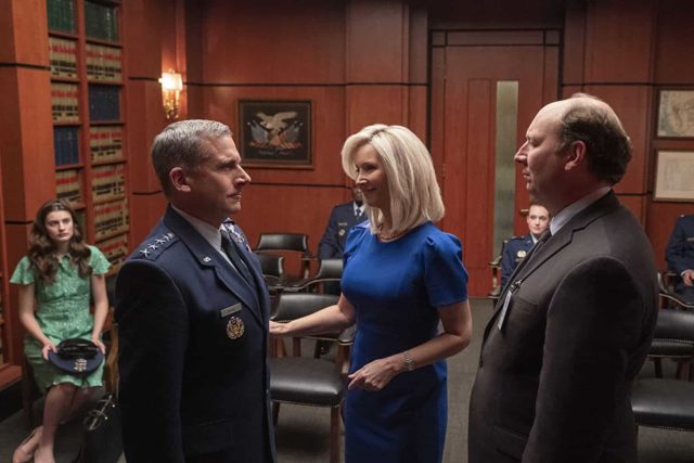 Diana Silvers (la hija de Mark), Steve Carell (General Mark), Lisa Kudrow (la esposa de Mark) y Dan Bakkedahl (como el Secretario de Defensa) en Space Force 1x01