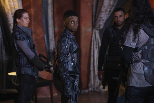 Adina Porter como Indra y Jarod Joseph como Miller en The 100 Temporada 7 Capitulo 1