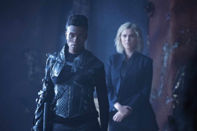 The 100 7x03 - Adina Porter como Indra y Eliza Taylor como Clarke