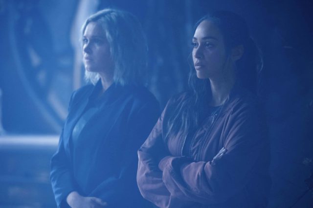 Eliza Taylor como Clarke y Lindsey Morgan como Raven en The 100 7.03