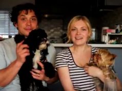 Bob Morley y Eliza Taylor junto a sus perritos
