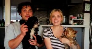 Bob Morley y Eliza Taylor junto a sus perritos