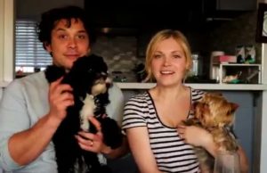 Bob Morley y Eliza Taylor junto a sus perritos