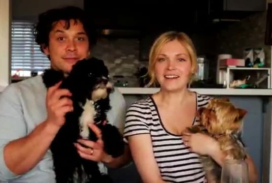 Eliza Taylor y Bob Morley celebran 1 año de casados 👰❤🤵 Bob Morley y Eliza Taylor junto a sus perritos