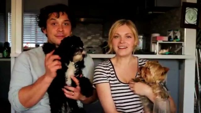 Bob Morley y Eliza Taylor junto a sus perritos