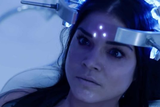 Marie Avgeropoulos como Octavia en The 100 S07E05