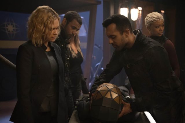 Eliza Taylor como Clarke, Jarod Joseph como Miller, Sachin Sahel como Jackson y Tati Gabrielle como Gaia en The 100 S07E04