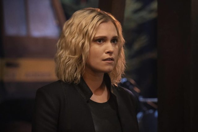 Eliza Taylor como Clarke Griffin en The 100 7x04 Hesperides