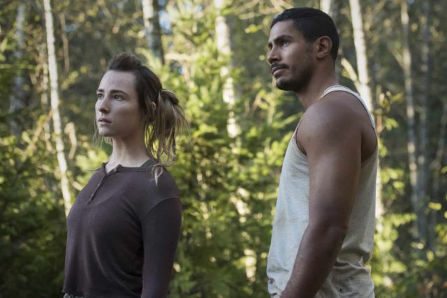 Shelby Flannery como Hope y Chuku Modu como Gabriel en The 100 Temporada 7 Capítulo 4 Hesperides