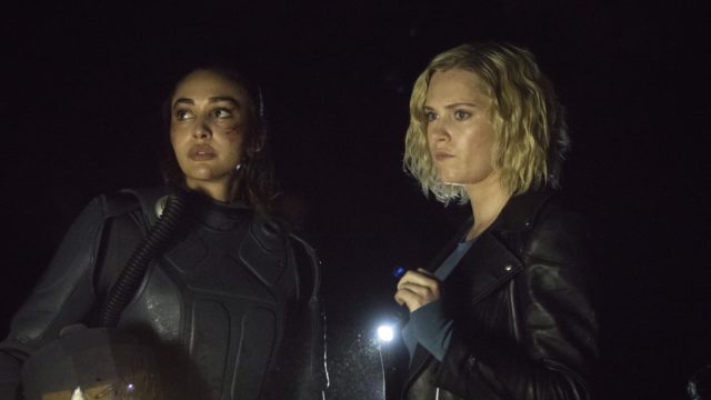 The 100 7x06 - Lindsey Morgan como Raven y Eliza Taylor como Clarke