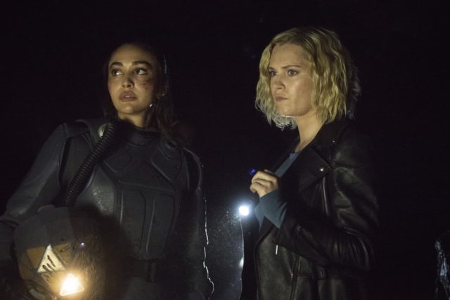 The 100 7x06 - Lindsey Morgan como Raven y Eliza Taylor como Clarke