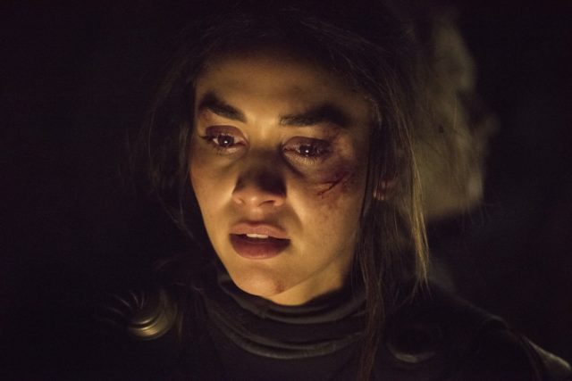 Lindsey Morgan como Raven en The 100 Temporada 7 Episodio 6 Nakara