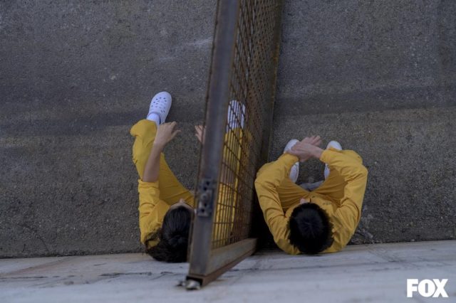 Alba Flores como Saray Vargas y Najwa Nimri como Zulema Zahir en Vis a Vis: El Oasis