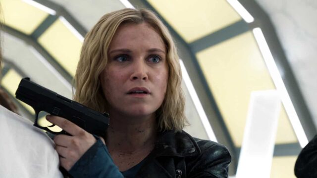 Eliza Taylor como Clarke Griffin en The 100 7x10