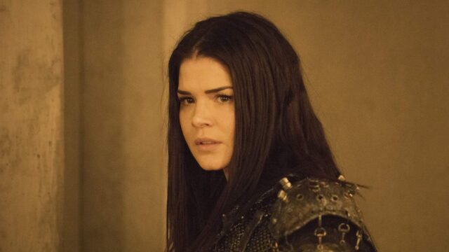 Marie Avgeropoulos como Octavia en The 100 7x14