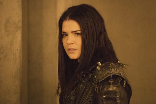 Marie Avgeropoulos como Octavia en The 100 7x14