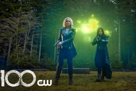 Clarke (Eliza Taylor) y Octavia (Marie Avgeropoulos) en The 100 7x15